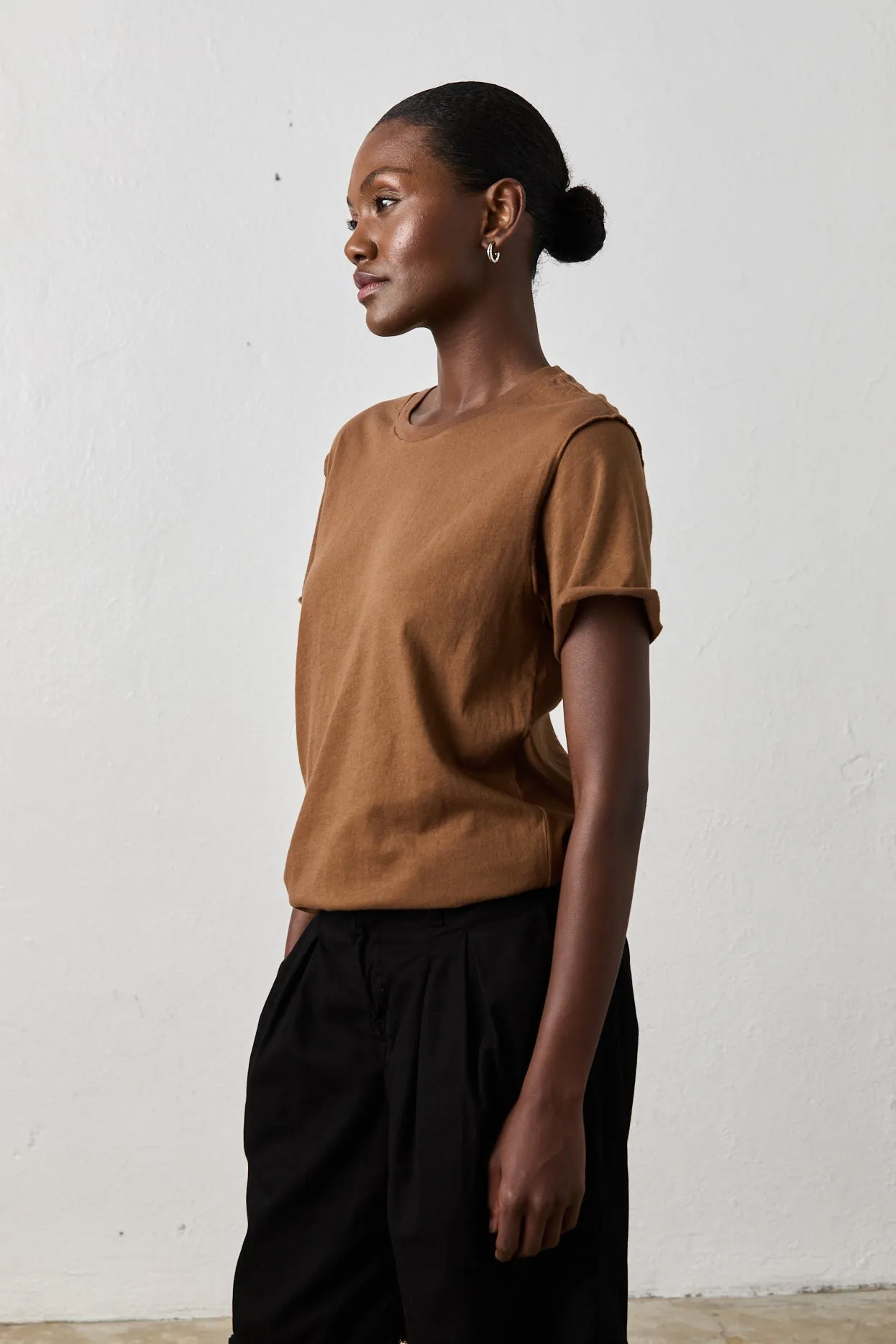 MOORE RELAXED TEE / ESPRESSO