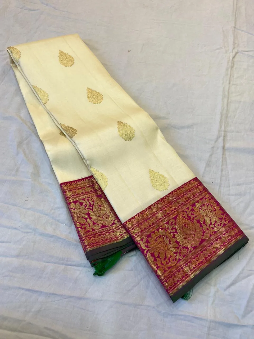 Suhasini , Traditional Korvai 7 inches Vanasagarai Mango shape and Lotus  design Kanchipuram Gatti Petu Gold  Zari Saree -PDS001WS