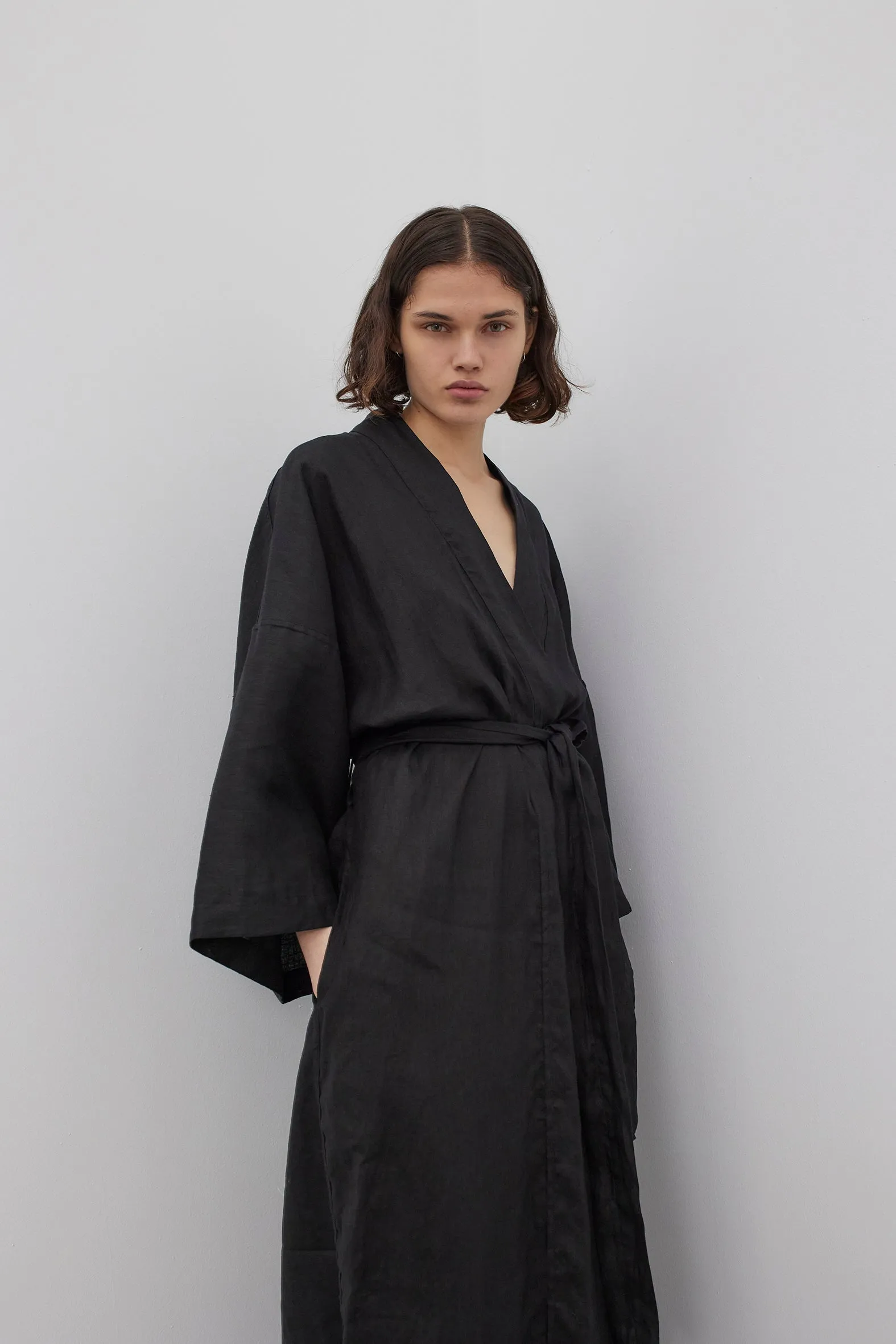 the 02 robe - deep black